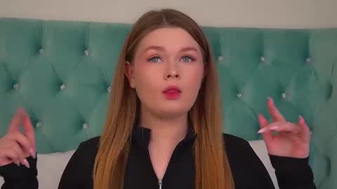 Snapshot of crystallyons chatting on 11/28/25, 07:11 Crystal online show from 11/28/25, 07:11