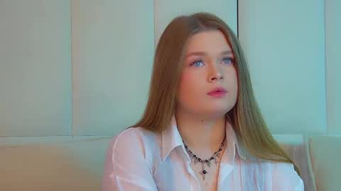 Snapshot of crystallyons chatting on 11/29/25, 06:16 Crystal online show from 11/29/25, 06:16