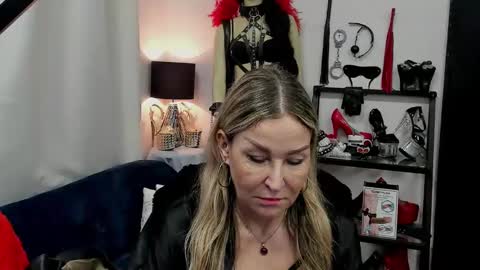 Snapshot of crystalxohotty chatting on 02/25/25, 09:09 CrystalHotty online show from 02/25/25, 09:09