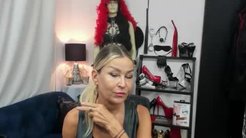 Snapshot of crystalxohotty chatting on 09/10/25, 04:34 CrystalHotty online show from 09/10/25, 04:34