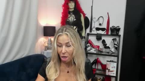 Snapshot of crystalxohotty chatting on 09/17/25, 04:25 CrystalHotty online show from 09/17/25, 04:25