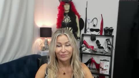 Snapshot of crystalxohotty chatting on 09/22/25, 05:31 CrystalHotty online show from 09/22/25, 05:31