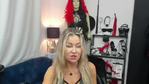 Snapshot of crystalxohotty chatting on 10/22/25, 04:35 CrystalHotty online show from 10/22/25, 04:35