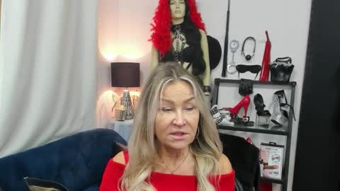 Snapshot of crystalxohotty chatting on 10/27/25, 05:33 CrystalHotty online show from 10/27/25, 05:33