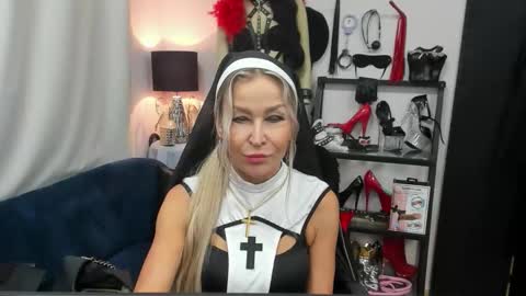 Snapshot of crystalxohotty chatting on 10/31/25, 05:52 CrystalHotty online show from 10/31/25, 05:52