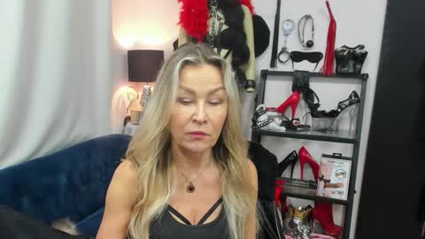 Snapshot of crystalxohotty chatting on 11/17/25, 06:19 CrystalHotty online show from 11/17/25, 06:19