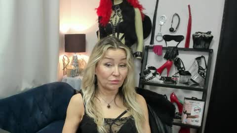 CrystalHotty online show from 04/17/26, 05:43