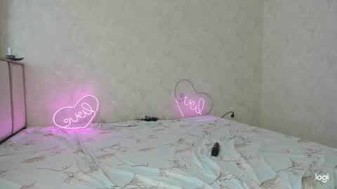 Snapshot of cuddlies2 chatting on 12/23/24, 04:33 cuddlies2 online show from 12/23/24, 04:33