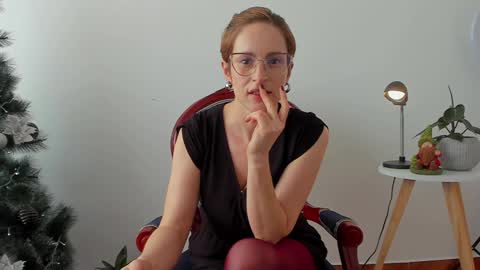 Snapshot of cuddlingbunnny chatting on 12/10/24, 09:11 Leonela online show from 12/10/24, 09:11