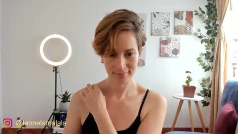 Snapshot of cuddlingbunnny chatting on 09/12/25, 03:12 Leonela online show from 09/12/25, 03:12