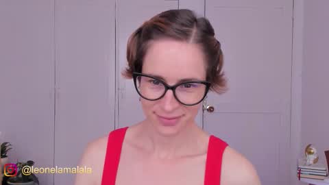 Snapshot of cuddlingbunnny chatting on 10/14/25, 05:47 Leonela online show from 10/14/25, 05:47