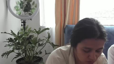 Snapshot of cuddlingbunnny chatting on 04/06/26, 06:53 Leonela online show from 04/06/26, 06:53