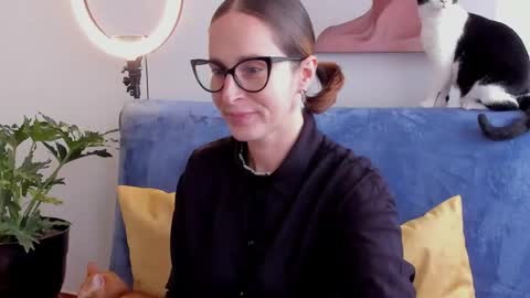 Snapshot of cuddlingbunnny chatting on 05/09/26, 07:08 Leonela online show from 05/09/26, 07:08