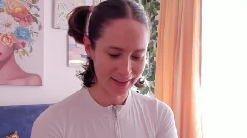 Snapshot of cuddlingbunnny chatting on 05/13/26, 04:15 Leonela online show from 05/13/26, 04:15