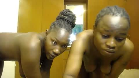 Snapshot of cum_bhaddie chatting on 10/17/25, 07:55 Cammy online show from 10/17/25, 07:55