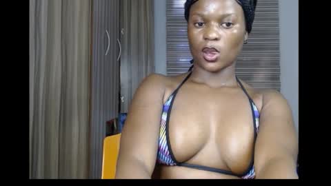 Snapshot of cum_ebony_petitxx chatting on 11/19/25, 04:07 cath online show from 11/19/25, 04:07