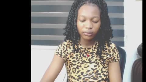 Snapshot of cumebony_petit chatting on 05/09/26, 06:40 cumebony_petit online show from 05/09/26, 06:40