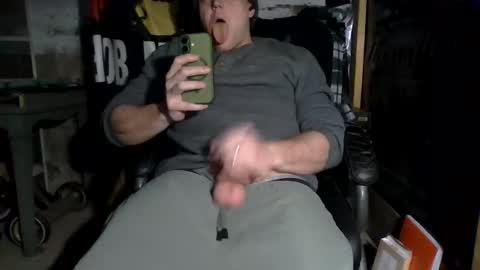 Snapshot of cumfacialxxx chatting on 12/21/25, 04:30 cumfacialxxx online show from 12/21/25, 04:30