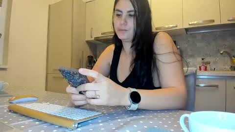 Snapshot of cuplu29 chatting on 10/21/25, 11:27 maria  alex online show from 10/21/25, 11:27