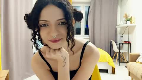 Snapshot of curlixiee chatting on 05/24/26, 11:21 Kira online show from 05/24/26, 11:21