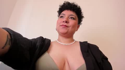 Snapshot of curly_cam_queen chatting on 02/10/25, 03:21 Bruna online show from 02/10/25, 03:21