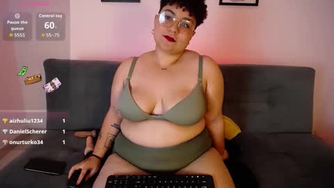 Snapshot of curly_cam_queen chatting on 01/09/26, 05:21 Bruna online show from 01/09/26, 05:21