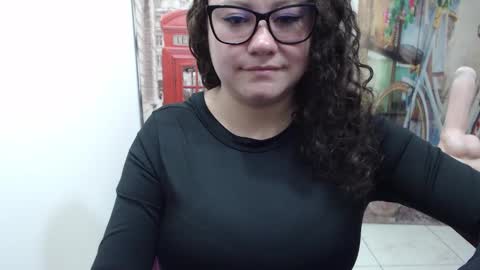 Snapshot of curly_greeneyed chatting on 11/05/25, 06:30 Vannesa online show from 11/05/25, 06:30