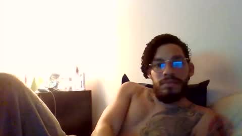 Snapshot of curly_louis chatting on 10/28/25, 02:37 curly_louis online show from 10/28/25, 02:37