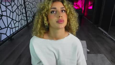 Snapshot of curlyanto chatting on 05/06/26, 09:03 Antonia online show from 05/06/26, 09:03