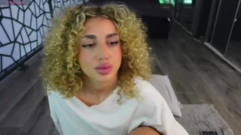 Snapshot of curlyanto chatting on 05/31/26, 08:54 Antonia online show from 05/31/26, 08:54