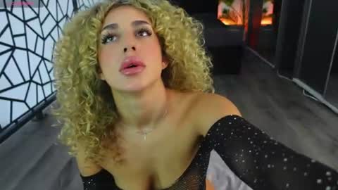 Snapshot of curlyanto chatting on 06/11/26, 10:57 Antonia online show from 06/11/26, 10:57