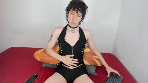 Snapshot of curlyytwink chatting on 10/18/25, 01:56 Noah online show from 10/18/25, 01:56