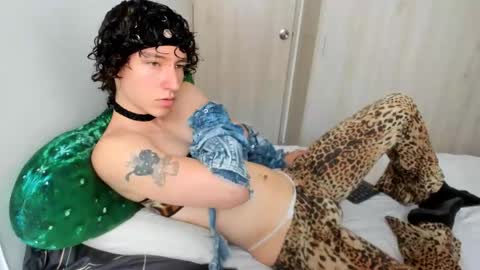 Snapshot of curlyytwink chatting on 05/13/26, 02:47 Noah online show from 05/13/26, 02:47