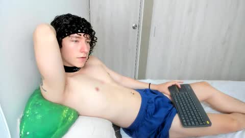 Snapshot of curlyytwink chatting on 05/23/26, 04:00 Noah online show from 05/23/26, 04:00