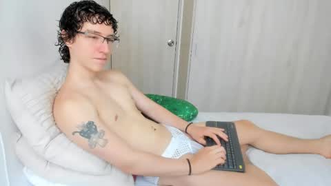 Snapshot of curlyytwink chatting on 06/09/26, 04:40 Noah online show from 06/09/26, 04:40