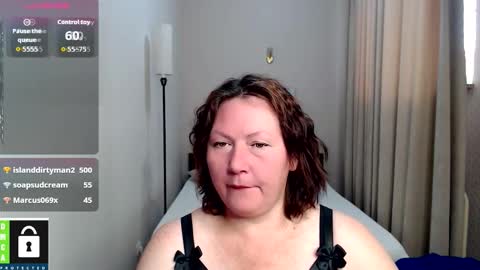 Snapshot of curvy_girlz chatting on 09/30/25, 05:01 curvy_girlz online show from 09/30/25, 05:01