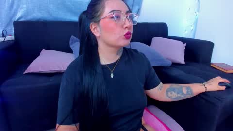 Snapshot of curvybaddie chatting on 11/06/25, 02:45 A online show from 11/06/25, 02:45