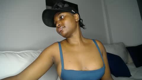 Snapshot of cute_ass18 chatting on 02/13/25, 06:27 Liya online show from 02/13/25, 06:27