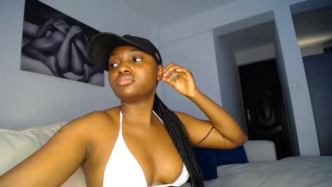 Snapshot of cute_ass18 chatting on 02/26/25, 07:20 Liya online show from 02/26/25, 07:20