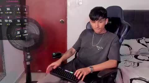 Snapshot of cute_diego_ chatting on 11/21/25, 11:25 Diego online show from 11/21/25, 11:25