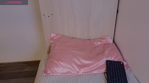 Snapshot of cute_emmma chatting on 12/15/25, 01:48 Emma online show from 12/15/25, 01:48