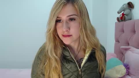 Snapshot of cute_isaa chatting on 02/02/25, 05:10 Isabella online show from 02/02/25, 05:10