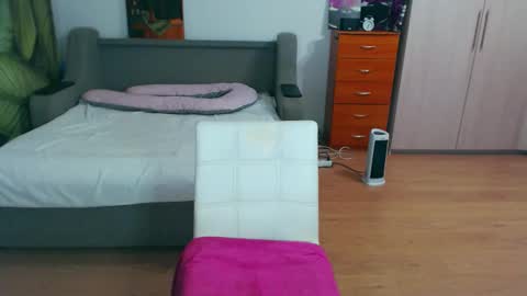 cute_jes online show from 10/30/25, 07:25