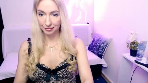 cute_smile_shy online show from 04/23/26, 08:22