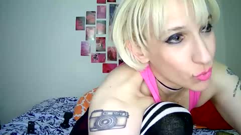 Snapshot of cutefemme chatting on 05/07/26, 12:38 Bella online show from 05/07/26, 12:38