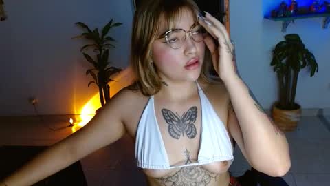 Snapshot of cuteisabella_ chatting on 11/30/25, 06:56 isa online show from 11/30/25, 06:56