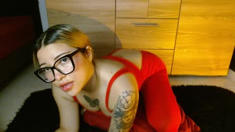 Snapshot of cuteisabella_a chatting on 05/22/26, 01:02 isabella online show from 05/22/26, 01:02