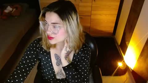 Snapshot of cuteisabella_a chatting on 07/16/26, 10:38 isabella online show from 07/16/26, 10:38