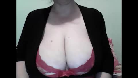 Snapshot of cutejessytom chatting on 01/19/25, 09:33 Jessy online show from 01/19/25, 09:33