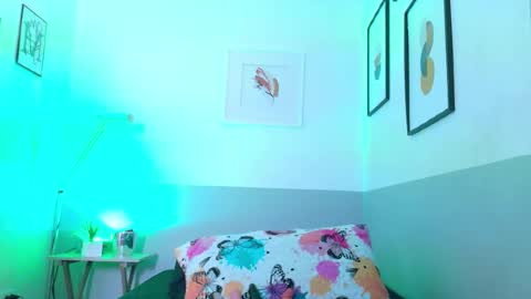 cutepetitee online show from 11/18/25, 08:35